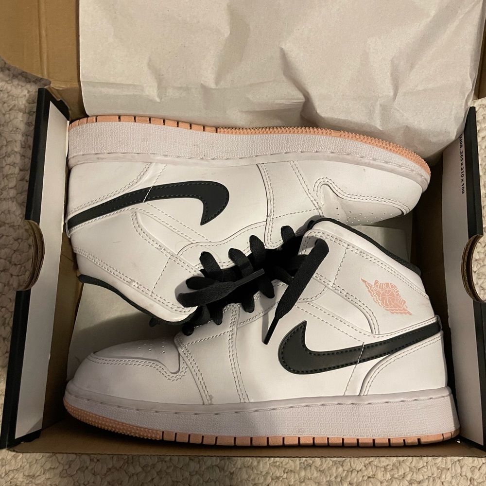 Jordan White arctic orange (gs) size 5Y and 6.5W
